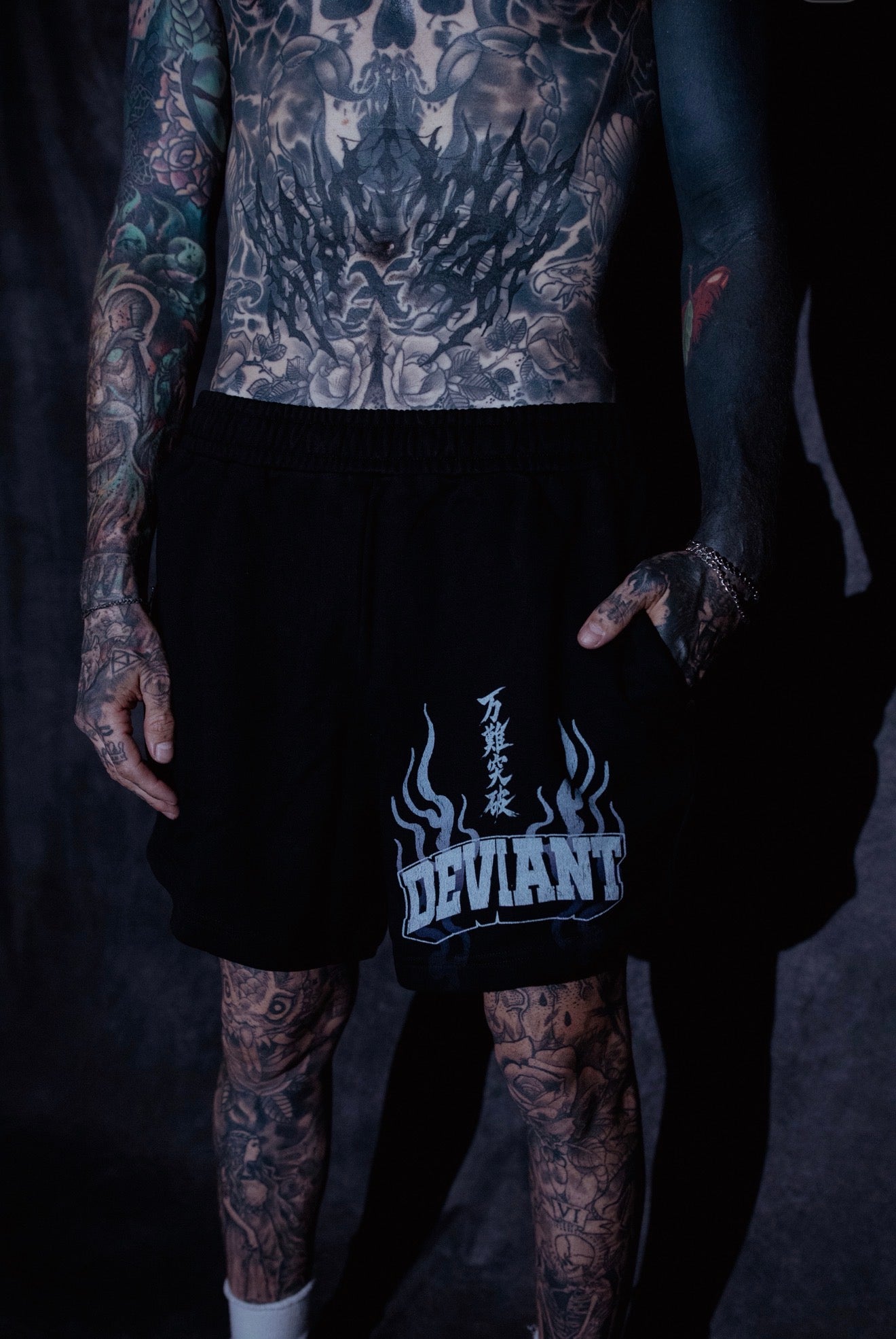 LIMITED 万難笑碳  SHORTS